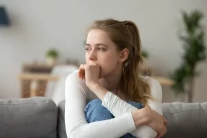 Anksiyete pozğunluqlarının meydana gəlməsində bir neçə səbəb və risk faktoru vardır. Bu faktorlar bioloji, psixoloji və xarici amillərə  bağlıdır.